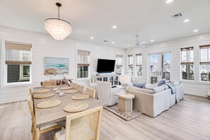 TV - Relaxing 3-story cottage with easy access to beach, pools & all resort amenities (Port Aransas)