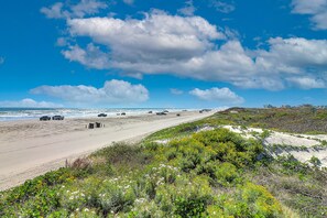 On the beach - Relaxing 3-story cottage with easy access to beach, pools & all resort amenities (Port Aransas)
