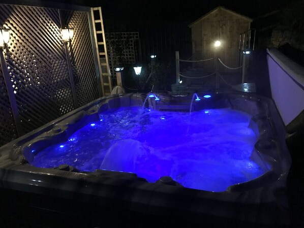 Bañera de hidromasaje al aire libre