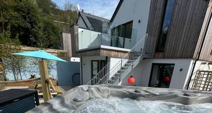 Gulland 4 Bed Sleeps 8 with Hot tub