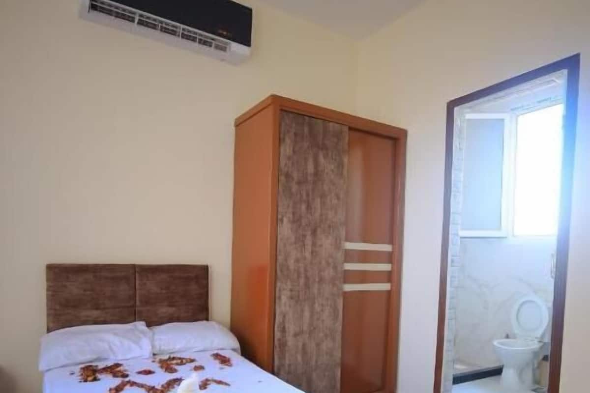 1 habitación, caja de seguridad en la habitación y muebles diferentes