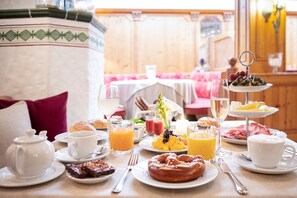 Daily buffet breakfast (EUR 20 per person) - Landhotel 3Kronen (Adelsdorf)