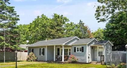 Cozy 2 bdrm sleeps 5. Walk to Electric Av Beach, Main St, Canal, Mass Maritime.