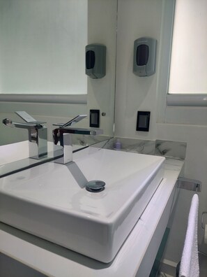 Classic Room | Bathroom | Shower, hair dryer, towels - Scapora Hotel Boutique (Tequisquiapan)