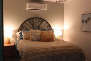 6 chambres, bureau, fer et planche à repasser, lit de bébé portatif