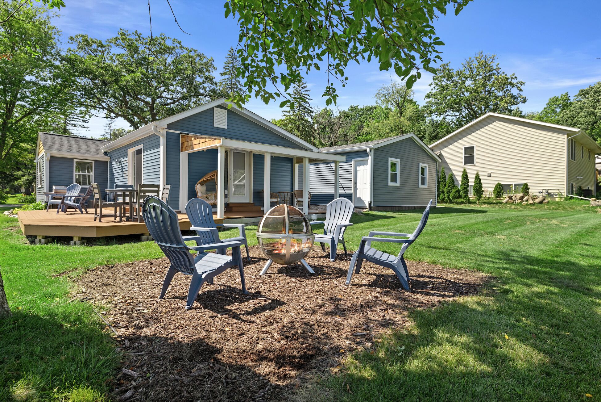 Sunny Lakeside Retreat. Dog Friendly!