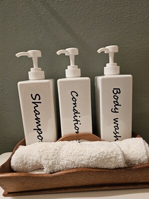 Hair dryer, towels, soap, shampoo - Private Home and Dock on Dunns Creek!
Sportsman's paradise, hosted by Sportsman. (Satsuma)