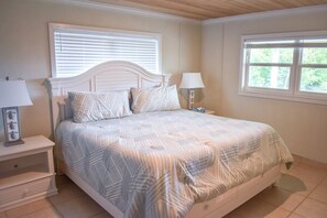 3 bedrooms, desk, WiFi, bed sheets