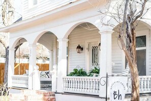 تفاصيل الفندق من الخارج