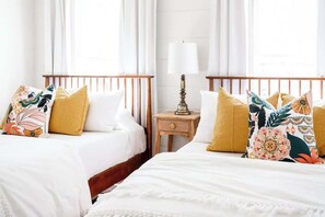 4 habitaciones, tabla de planchar con plancha, wifi y ropa de cama 