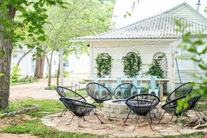 Terrace/patio - Walk to Square in Fayetteville | Chic w/Fire Pit (Fayetteville)