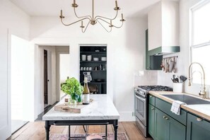 ثلاجة، ميكروويف، فرن، موقد طهي مسطح