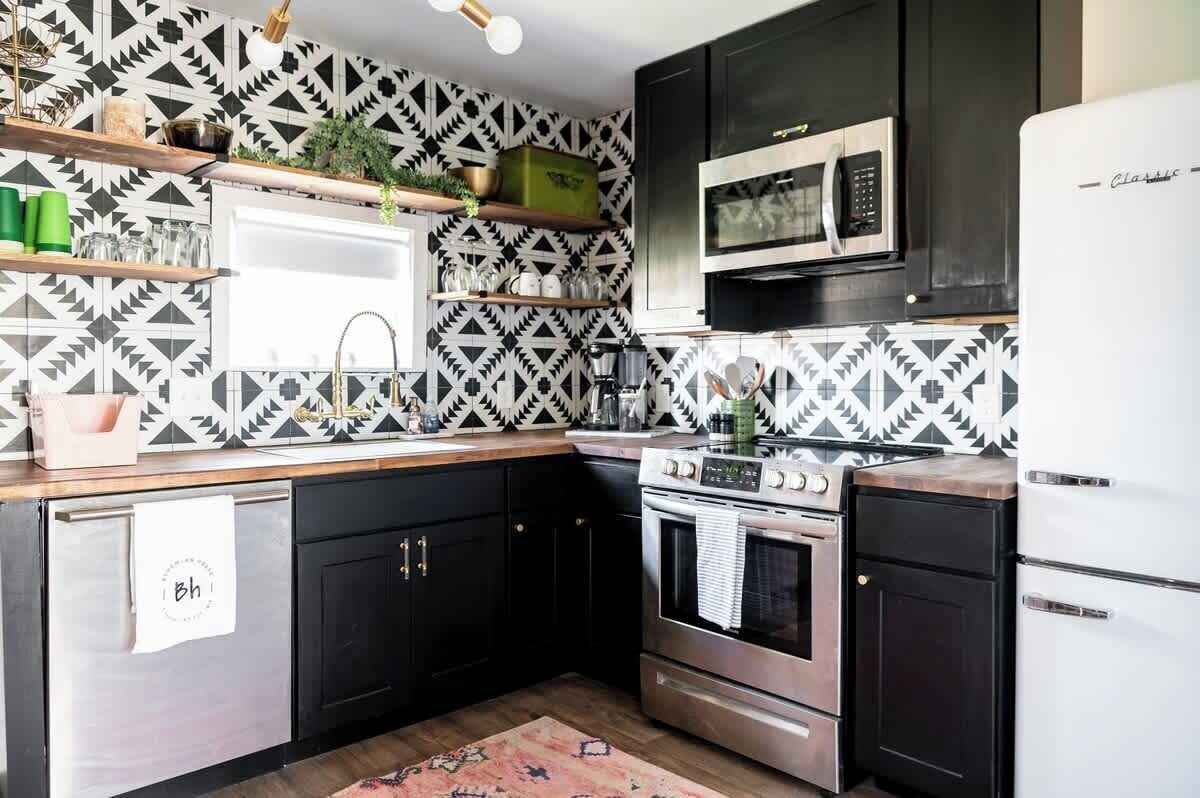 Réfrigérateur, four à micro-ondes, un four, surface de cuisson