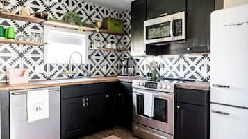 Réfrigérateur, four à micro-ondes, un four, surface de cuisson