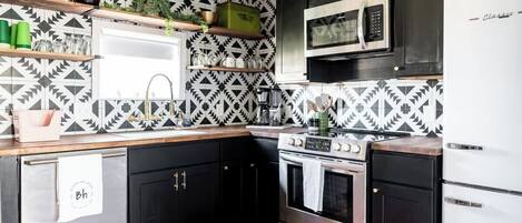 ثلاجة، ميكروويف، فرن، موقد طهي مسطح