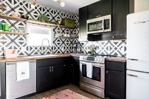 Bespoke Getaway Walkable to Town + Wine Bar