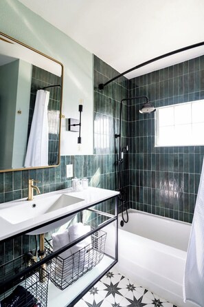 Een haardroger, handdoeken