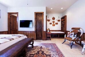 4 bedrooms, iron/ironing board, travel cot, WiFi - Casa Tres Hermanas | Pool+Hot Tub+Fire Pit+Grill (Round Top)