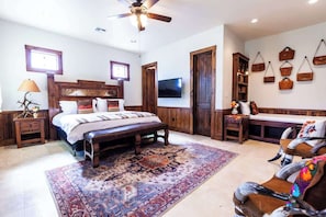 4 bedrooms, iron/ironing board, travel cot, WiFi - Casa Tres Hermanas | Pool+Hot Tub+Fire Pit+Grill (Round Top)