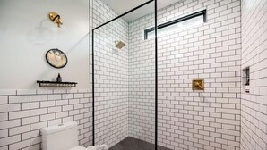 シャワー、ヘアドライヤー、シャンプー