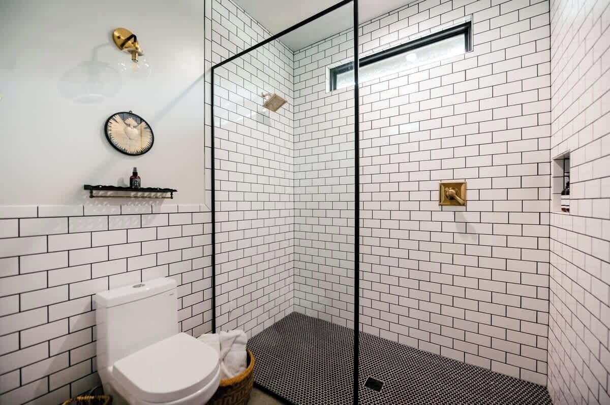 Douche, sèche-cheveux, savon, shampoing