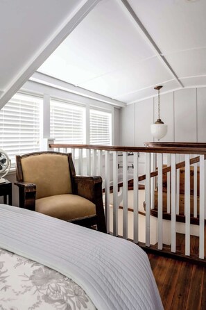 3 bedrooms, desk, free WiFi, bed sheets - Walk to Town | Fire Pit Nights + Bonus Suite (Fayetteville)