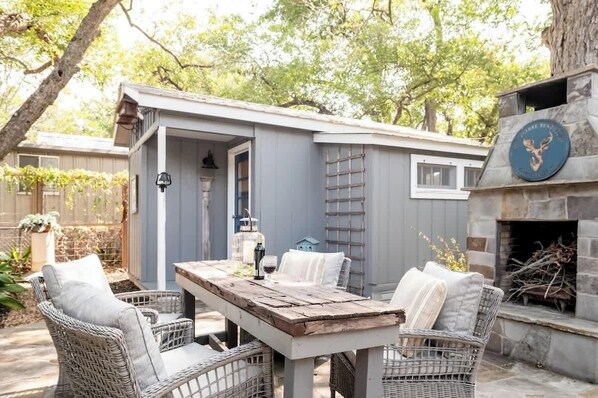 Outdoor dining - Walk to Town | Fire Pit Nights + Bonus Suite (Fayetteville)