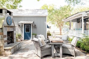 Outdoor dining - Walk to Town | Fire Pit Nights + Bonus Suite (Fayetteville)