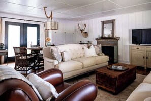 Fernseher, Kamin, Arbeitsbereiche