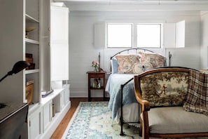 3 bedrooms, WiFi, bed sheets - Walk to Town | Fire Pit Nights + Bonus Suite (Fayetteville)