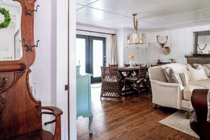 تلفزيون، مدفأة، مكتب