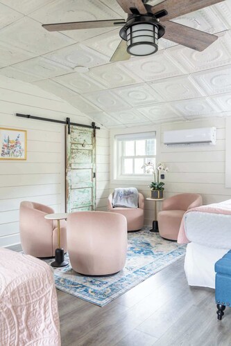 Poolside Cottage for 4 - Heart of Round Top