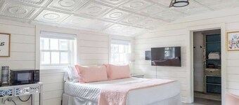 Round Top Cottage for 4 | IN TOWN | Walk to Shops