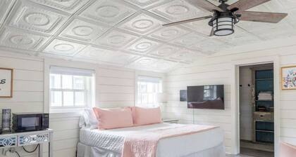 Round Top Cottage for 4 | IN TOWN | Walk to Shops