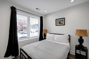 Room - Comfortable Stay Just Steps from DC Bus Stop (Washington)