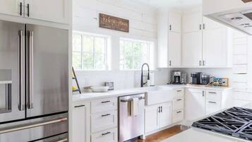 冰箱、微波炉、烤箱、炉灶