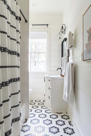 Shower, hair dryer - Plunge Pool+Food Delivery+Fire Pit in Round Top (Round Top)