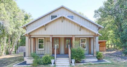 Private Stay for 2-4 | Chic, Cozy, Cottage 1 Block to Downtown Round Top