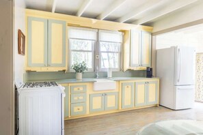 Frigorifero, forno, piano cottura, macchina per tè/caffè