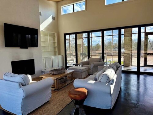 Country Escape | Firepit+Grill +Pool | Close to RT