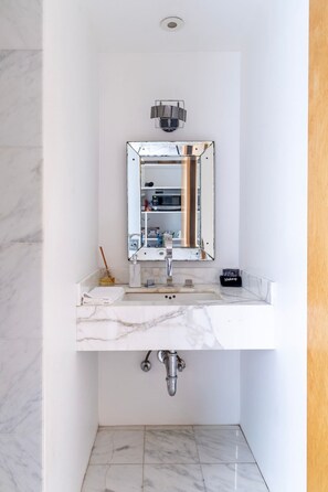 Asciugacapelli, asciugamani, sapone, shampoo