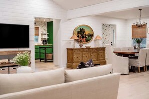 TV, offices - Pool. Fire Pit. Plush Robes. 6 Min. to Round Top (Round Top)