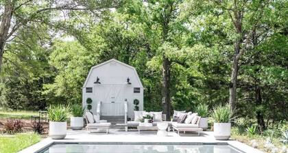 Pool + 2 homes + Sleeps 10 | 6 Min. to Round Top