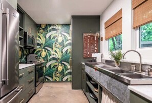 Fridge, microwave, oven, stovetop - Pool. Fire Pit. Plush Robes. 6 Min. to Round Top (Round Top)