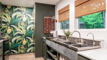 Réfrigérateur, micro-ondes, four, plaque de cuisson