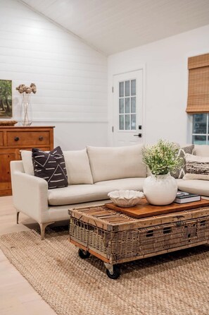 TV, offices - Grill + Fire Pit + Cozy Winter Escape | Sleeps 6 (Round Top)
