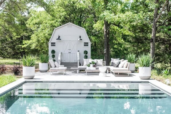 Pool - Grill + Fire Pit + Cozy Winter Escape | Sleeps 6 (Round Top)