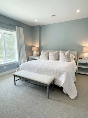 4 bedrooms, iron/ironing board, WiFi, bed sheets