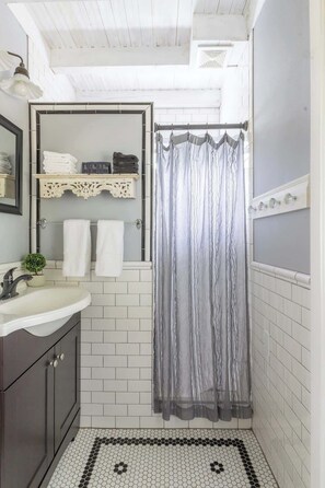 Shower, hair dryer, soap, shampoo - Cozy Up In Town | The Reed Sleeps 6 + Fire Pit (Round Top)