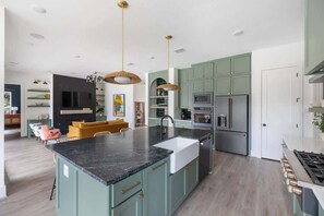 Fridge, microwave, oven, stovetop - Pool+Hot Tub | Sleeps 16 | 8 Acres Minutes from RT (Round Top)